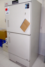 検体保存室（1F）に備え付けられた-20℃の保冷庫